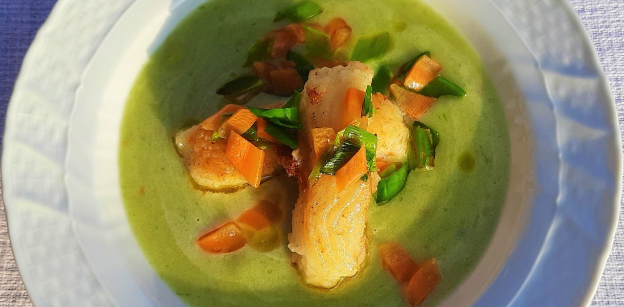 Fisch Grumbeersupp mit gebratenem Heilbutt in Suppenteller serviert