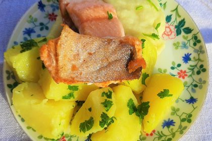 Fisch Saibling mit Selleriepüree und Kartoffeln auf Teller serviert